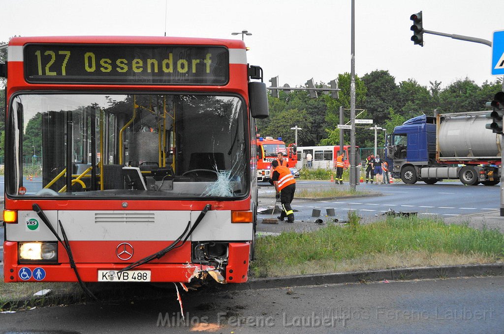 VU LKW KVB Bus Koeln Bocklemuend Militaerringstr Hugo Ecknerstr P03.JPG